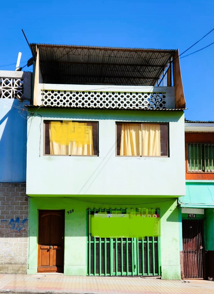 SE VENDE AMPLIA Y CENTRAL CASA